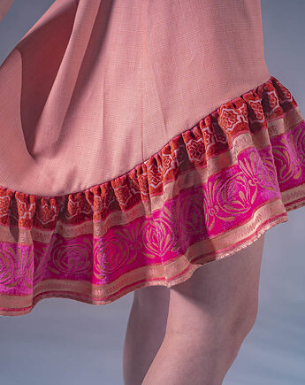 Żakardowa sukienka z haftowaną falbaną, Non Tess