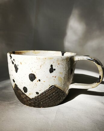 Kubek ceramiczny beżowy w ciapki z górami, szkliwiona.art