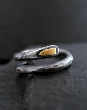 Złoty akcent - regulowany pierścionek srebrny, Zofia Gladysz