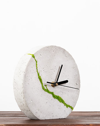 Okrągły betonowy zegar stołowy/ścienny z chrobotkiem reniferowym- jasny, Joanna Komorowska Studio