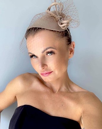 Toczek filcowy / fascynator beżowy, MONIKA SAXTON LUXURIOUS MILLINERY