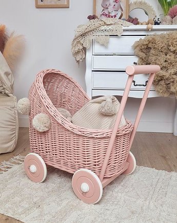 Wiklinowy wózek dla lalek PCHACZ różowy z pomponami i pościelą, WikliBox