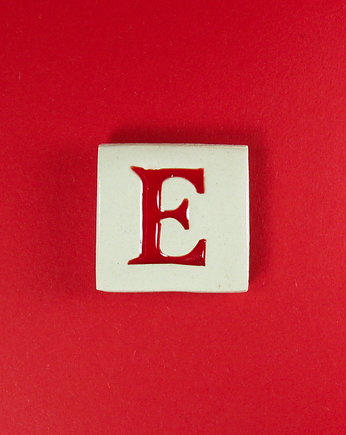 Ceramiczny magnes, czerwona literka E, M.J