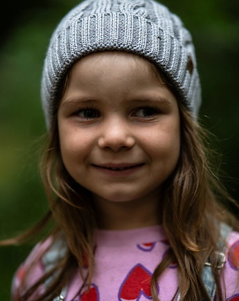OWIECZKA RWS - wełniana czapka dla dzieci z "warkoczem" jasny szary, KOPYTO