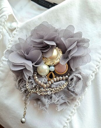 Dobrochna broszka, Nat design