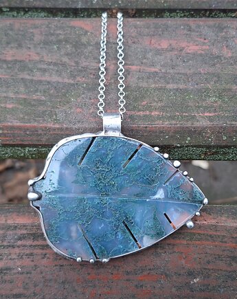 Duży liść - wisiorek, po drugiej stronie lustra