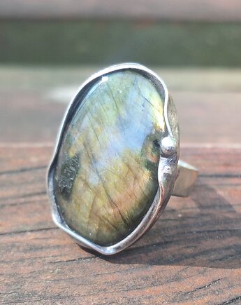 Złoto zielony - pierścionek regulowany, po drugiej stronie lustra