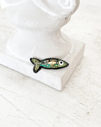 Broszka mini RYBKA 27 ręcznie haftowana przypinka rękodzieło śledzik, HAART