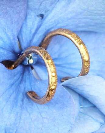 Złote kolczyki koła z fakturą kwiatową - Tilia, Blooming Stones