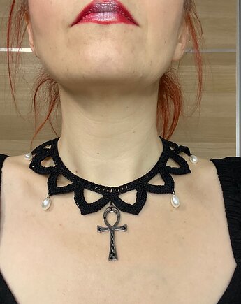 Koronkowy choker czarny z ankh, Księżycowa ćma