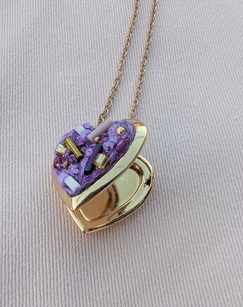 Naszyjnik - sekretnik ręcznie haftowany w kształcie serca, Papaya