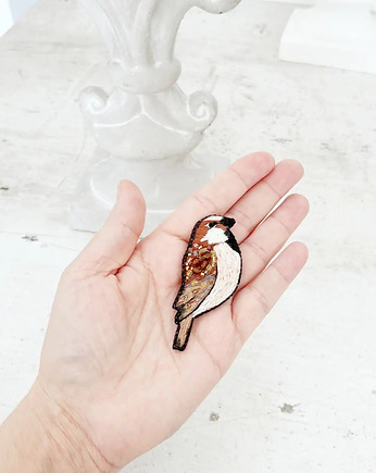 Broszka WRÓBEL  ręcznie haftowana przypinka polskie ptaki