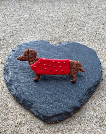 Broszka jamnik w czerwonym sweterku, Megan Little Things