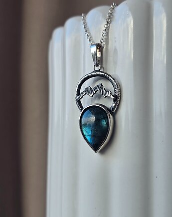 Srebrna zawieszka z górami i labradorytem, Dziki Królik