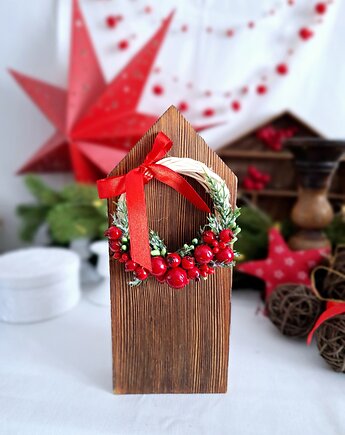 Drewniany domek z wiankiem świątecznym, Wooden Love