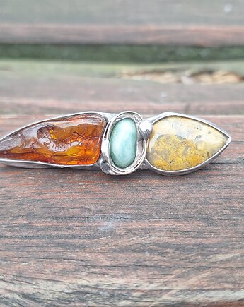 W gniazdku - broszka, po drugiej stronie lustra