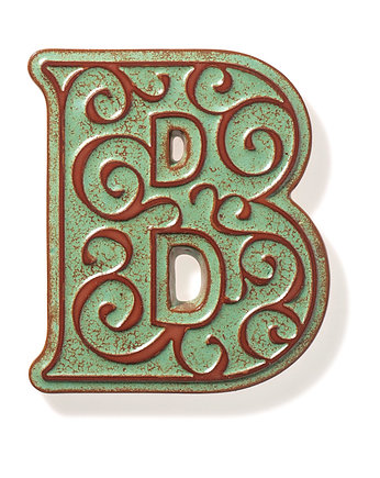 numer domu,litera B zielona z brązowym ornamentem, pracowniazona