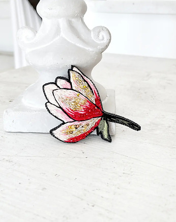 Broszka KWIAT 19 ręcznie haftowana przypinka z koralikami magnolia, HAART