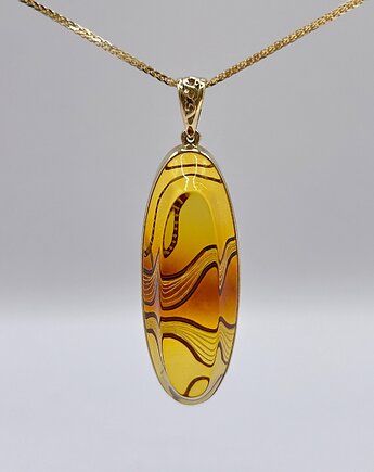 Wisiorek z ręcznie rzeźbionym bursztynem w złocie, Andorii by Baco