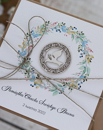 Ręcznie robiona kartka z kopertą na chrzest dla chłopca z gołąbkiem w kole, sorte