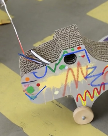 Doggy biały tekton dla starszych maluchów