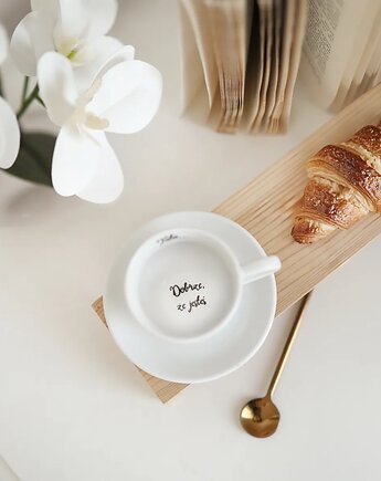 Biała Filiżanka Porcelanowa Espresso ze Spodkiem 100 ml z napisem na krawędzi, Nadzwyczajnie