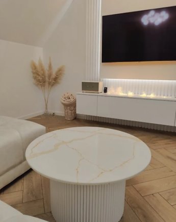 NIKKI CALACATTA GOLD- Stolik na ryflowanej nodze, Papierówka Simple form of furniture