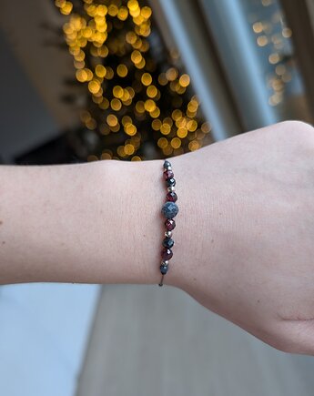 Elegancka bransoletka na nici granat, kianit, Moui