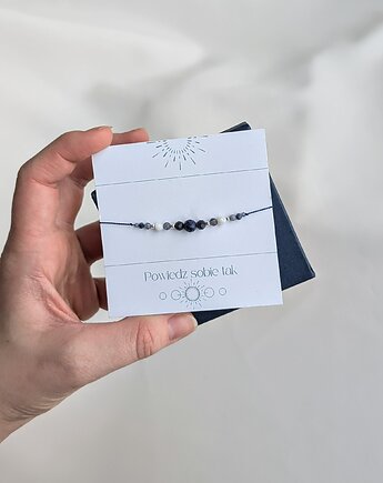 Granatowa bransoletka na nici, Moui