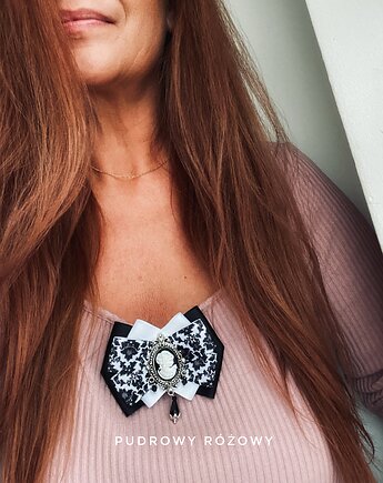 Brosza Kamea Styl Glamour Dama Kameliowa z paciorkami, Pudrowy Różowy