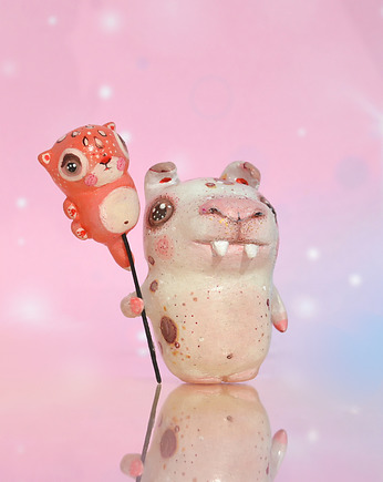 Zębaty Piesek  z kotkiem balonikiem, miniaturowe zwierzę z gliny polimerowej, AnimalsAndStrangers