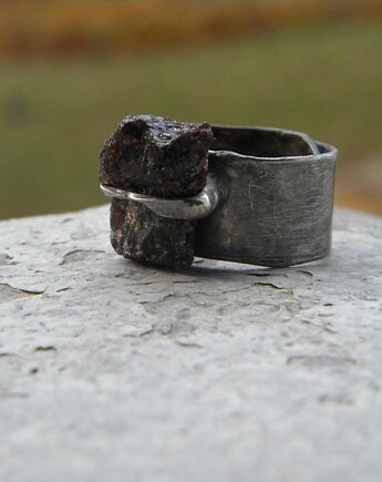 Surowy granat  - pierścionek, Beata Trotter