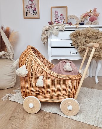 Wiklinowy wózek dla lalek PCHACZ naturalny z pościelą i chwostami, OSOBY - Prezent dla noworodka