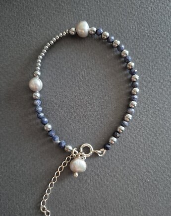 Srebrna bransoletka z niebieskich szafirów i szarych pereł, Dziewczyna i Perły