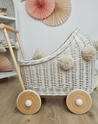 Wiklinowy wózek dla lalek PCHACZ biały z brokatem z pomponami i pościelą, WikliBox