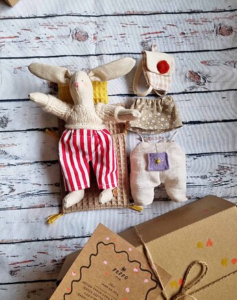 Mała przytulanka w sweterku z akcesoriami., peppo