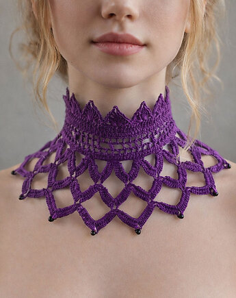 Koronkowa kolia gotycka fioletowa, Księżycowa ćma