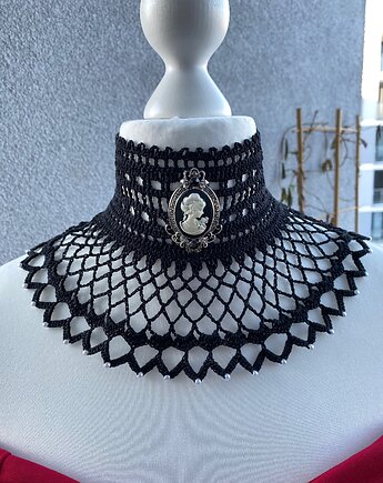 Retro kolia koronkowa z Kameą, Księżycowa ćma