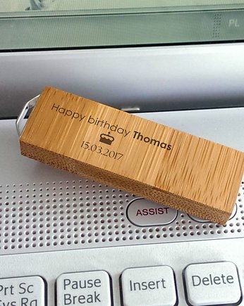 Drewniany pendrive z grawerem USB 3.0 16GB, OSOBY - Prezent dla Chłopaka