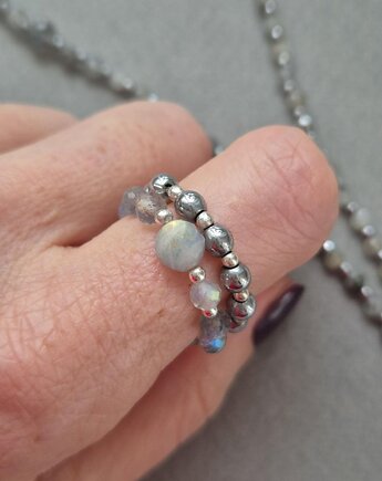 Zestaw srebrnych pierścionków z labradorytów i hematytów, Dziewczyna i Perły