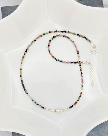 Subtelny naszyjnik z perełką i kolorowymi turmalinami