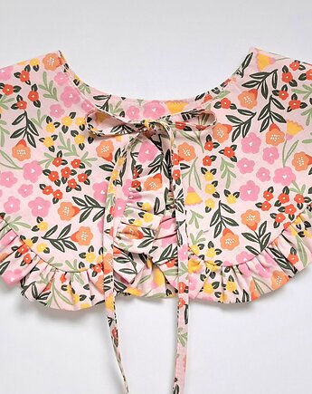 Kołnierzyk  w kolorowe kwiaty, Rzecz w Tym