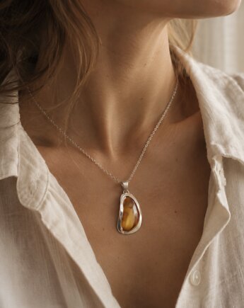 Nowoczesny Wisiorek z Bursztynu Pomarańczowego w Srebrze 925, Amber Charm
