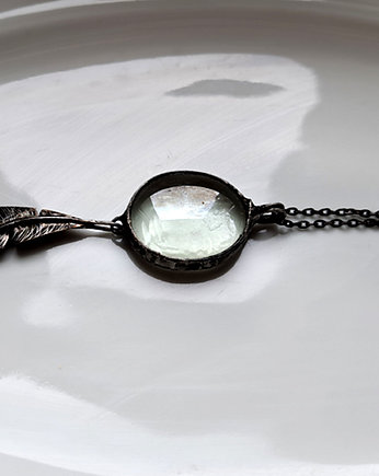 Zwiewny naszyjnik ze szkłem i piórkiem (oprawa w kolorze ciemnego srebra), Joanna Jagoda