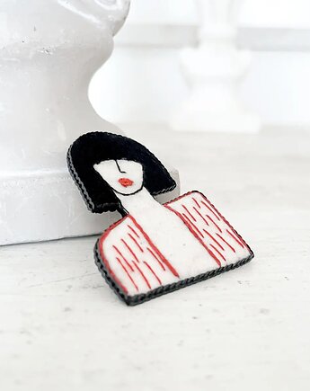 Broszka LADY 9 ręcznie haftowana przypinka, HAART