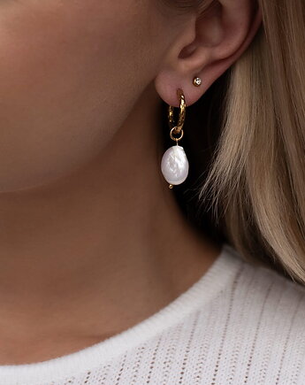 Złote kolczyki z perłą naturalną i młotkowanym wykończeniem, Paraiso