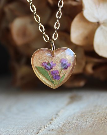 Wisiorek złota zawieszka serce serduszko smagliczka brokat fioletowa, zkwiatem