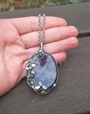 Ametyst z kwiatami - wisiorek, po drugiej stronie lustra