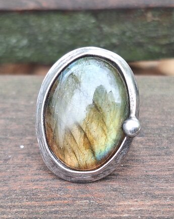 Złoto zielony - pierścionek regulowany, po drugiej stronie lustra