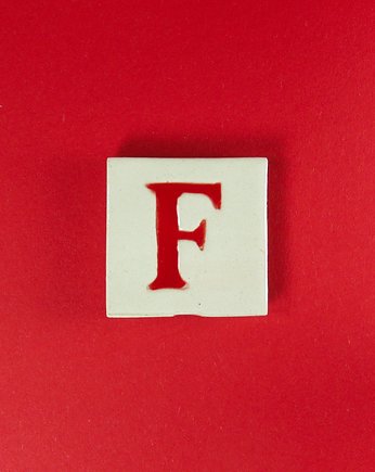 Ceramiczny magnes, czerwona literka F, M.J